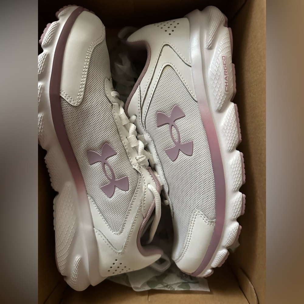 BNWT Under Armour Charged Sneakers
